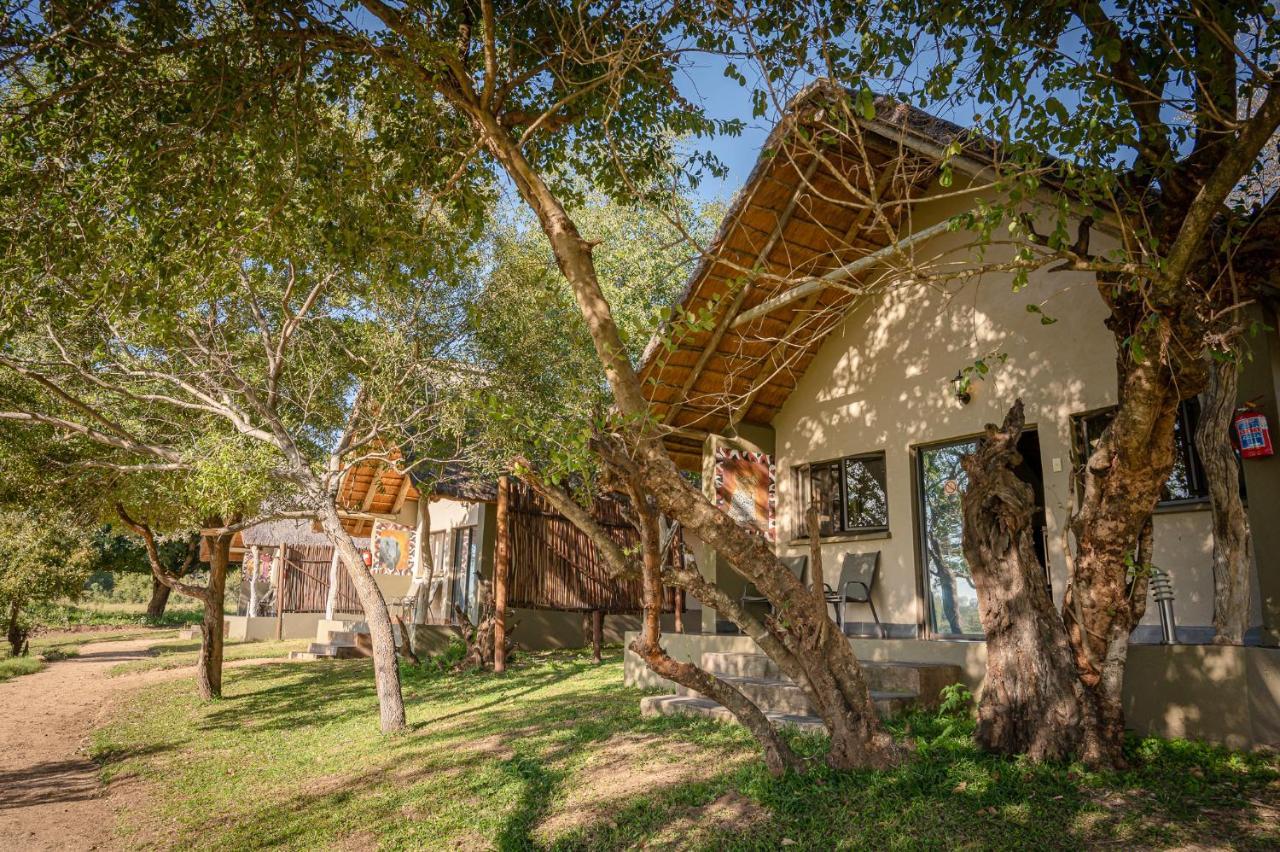 Umkumbe Safari Lodge Riverside Skukuza Buitenkant foto